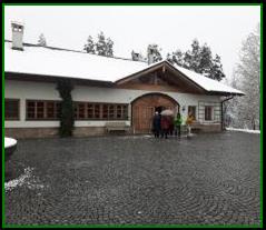 Bild k�nnte enthalten: 7 Personen, Personen, die lachen, Personen, die stehen, Schnee, im Freien und Natur