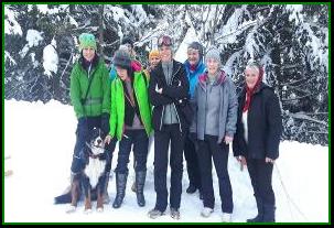 Bild k�nnte enthalten: 7 Personen, Personen, die lachen, Personen, die stehen, Schnee, im Freien und Natur