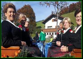 Bild k�nnte enthalten: 7 Personen, Personen, die lachen, Personen, die stehen, Schnee, im Freien und Natur