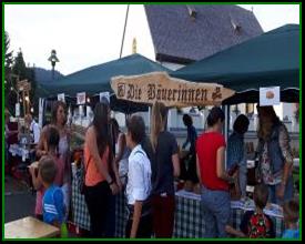 Bild k�nnte enthalten: 7 Personen, Personen, die lachen, Personen, die stehen, Schnee, im Freien und Natur