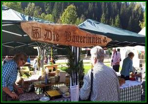 Bild k�nnte enthalten: 7 Personen, Personen, die lachen, Personen, die stehen, Schnee, im Freien und Natur