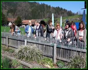 Bild k�nnte enthalten: 7 Personen, Personen, die lachen, Personen, die stehen, Schnee, im Freien und Natur