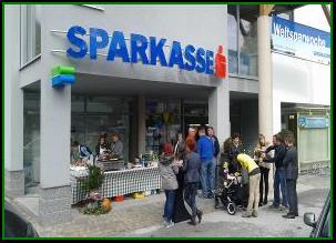 Bild k�nnte enthalten: 7 Personen, Personen, die lachen, Personen, die stehen, Schnee, im Freien und Natur