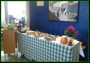 Bild k�nnte enthalten: 7 Personen, Personen, die lachen, Personen, die stehen, Schnee, im Freien und Natur