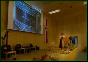 Bild k�nnte enthalten: 7 Personen, Personen, die lachen, Personen, die stehen, Schnee, im Freien und Natur