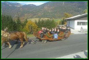 Bild k�nnte enthalten: 7 Personen, Personen, die lachen, Personen, die stehen, Schnee, im Freien und Natur