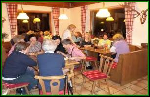 Bild k�nnte enthalten: 7 Personen, Personen, die lachen, Personen, die stehen, Schnee, im Freien und Natur