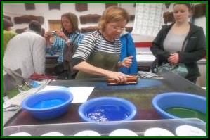 Bild k�nnte enthalten: 7 Personen, Personen, die lachen, Personen, die stehen, Schnee, im Freien und Natur