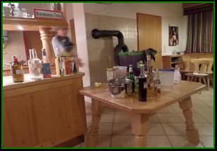 Bild k�nnte enthalten: 7 Personen, Personen, die lachen, Personen, die stehen, Schnee, im Freien und Natur