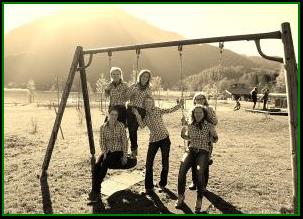 Bild k�nnte enthalten: 7 Personen, Personen, die lachen, Personen, die stehen, Schnee, im Freien und Natur