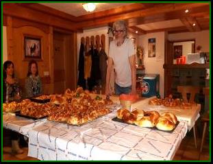 Bild k�nnte enthalten: 7 Personen, Personen, die lachen, Personen, die stehen, Schnee, im Freien und Natur