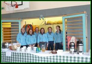 Bild k�nnte enthalten: 7 Personen, Personen, die lachen, Personen, die stehen, Schnee, im Freien und Natur