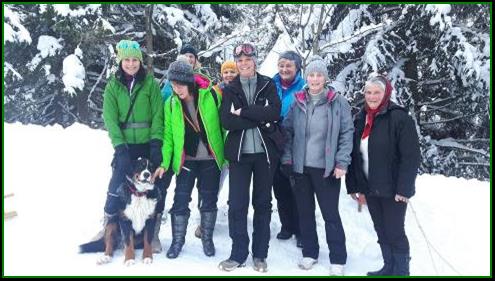 Bild knnte enthalten: 7 Personen, Personen, die lachen, Personen, die stehen, Schnee, im Freien und Natur