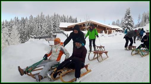 Bild knnte enthalten: 7 Personen, Personen, die lachen, Personen, die stehen, Schnee, im Freien und Natur