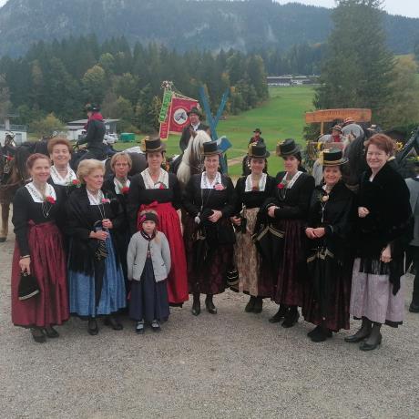 Ist mglicherweise ein Bild von 10 Personen und Dirndlrock